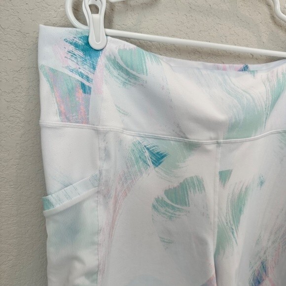 Fabletics Powerhold White Pastel Brushstroke Hi-rise Bike Shorts - Size 1X - EUC - Picture 3 of 7